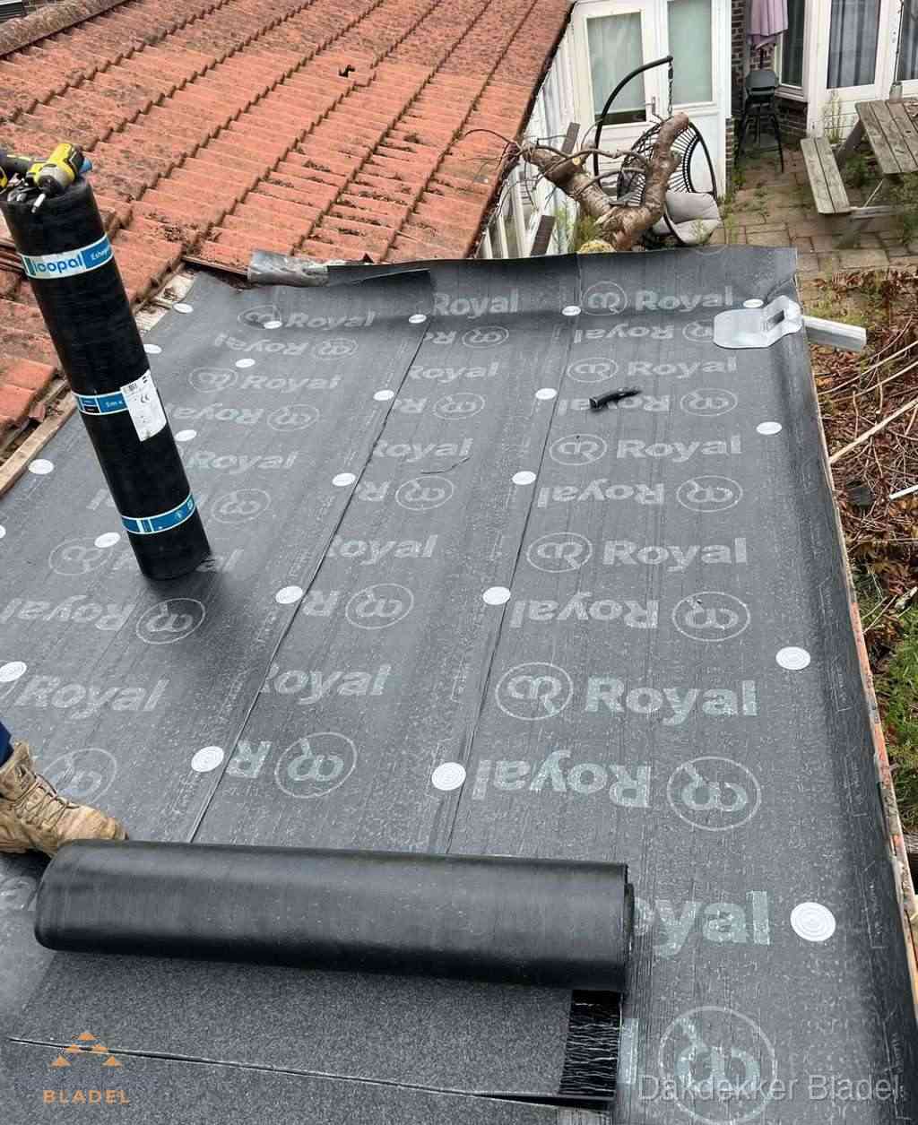 Plat dak met nieuwe bitumen dakbedekking en brandgereedschap in Bladel