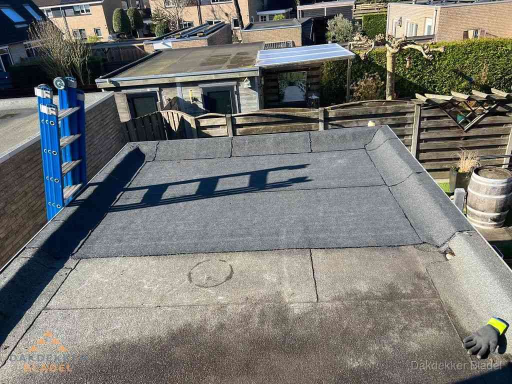 Dakdekker legt onderlaag op plat dak met houten constructie in Bladel