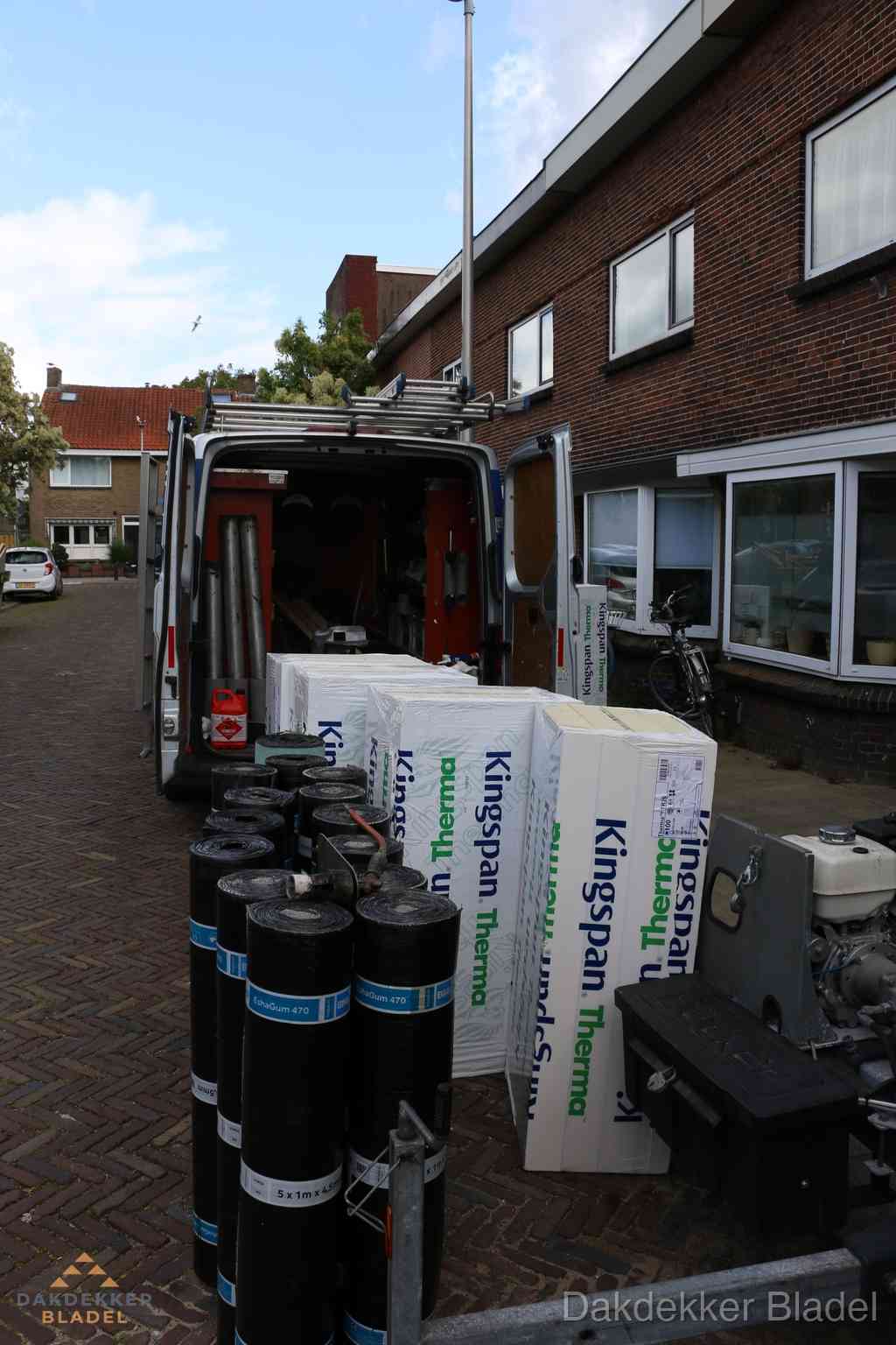 Plat dak met bitumen dakbedekking en brander in Bladel