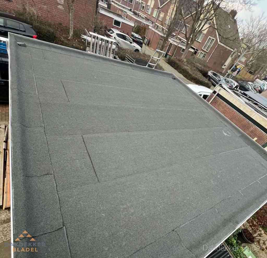 Nieuwe bitumen dakbedekking op plat dak van garage in Bladel
