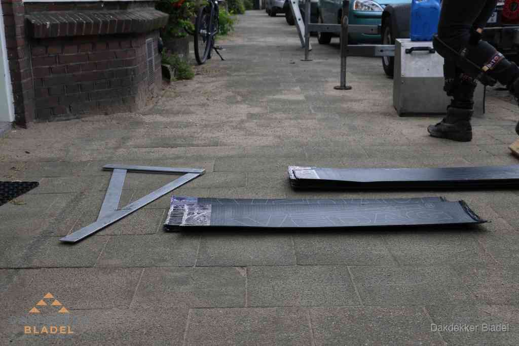 Dakbedekkingsmateriaal en zinkwerk klaargelegd voor reparatie in Bladel