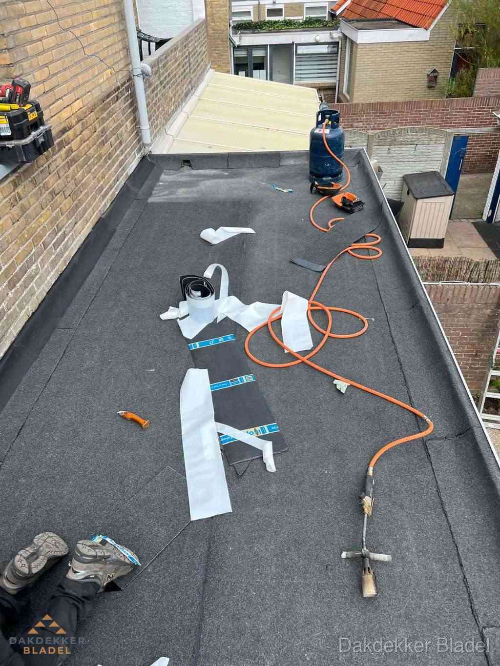 Dakdekker brengt EPDM dakbedekking aan op plat dak in Bladel