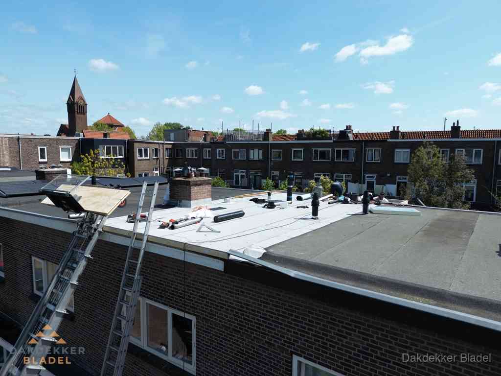Dakdekkers aan het werk op plat dak in Bladel