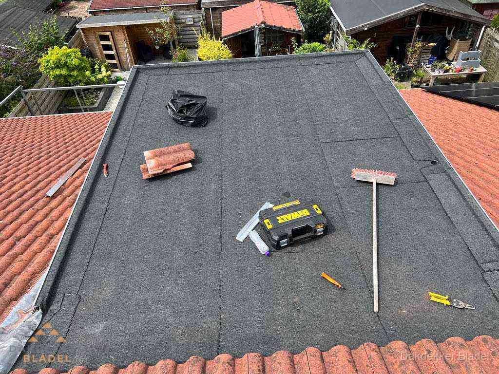 Nieuw plat dak met bitumen dakbedekking in Bladel