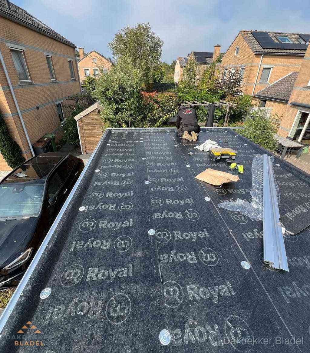 Dakdekker aan het werk op plat dak renovatie in Bladel