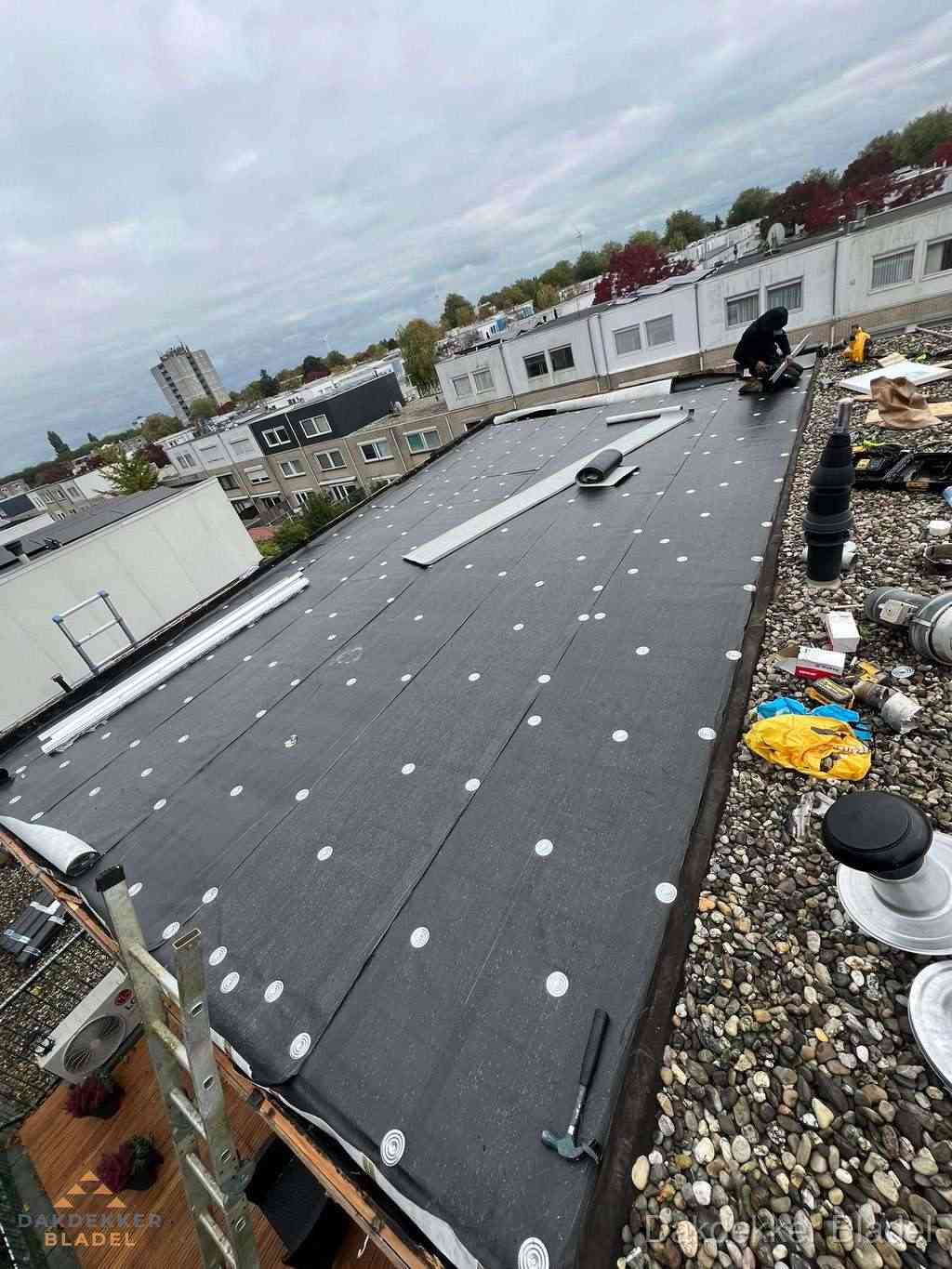 Dakleer vervangen op groot plat dak door dakdekker in Bladel