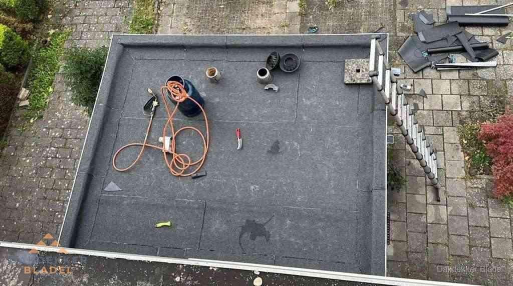 Plat dak met nieuwe bitumen bedekking in Bladel