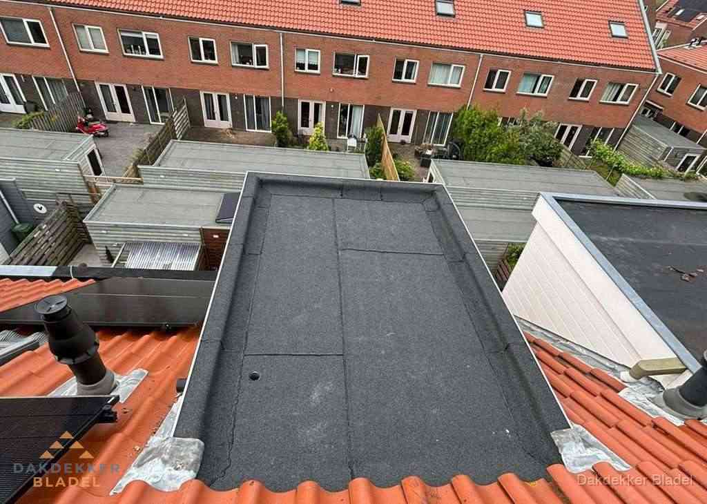 Plat dak met bitumen bedekking naast dakkapel in Bladel