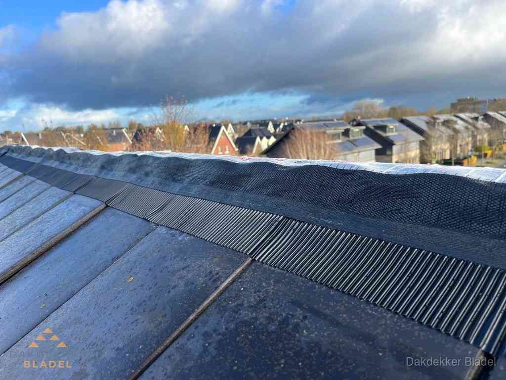 Dakisolatie bij de nok met ventilatieprofiel op schuin dak in Bladel