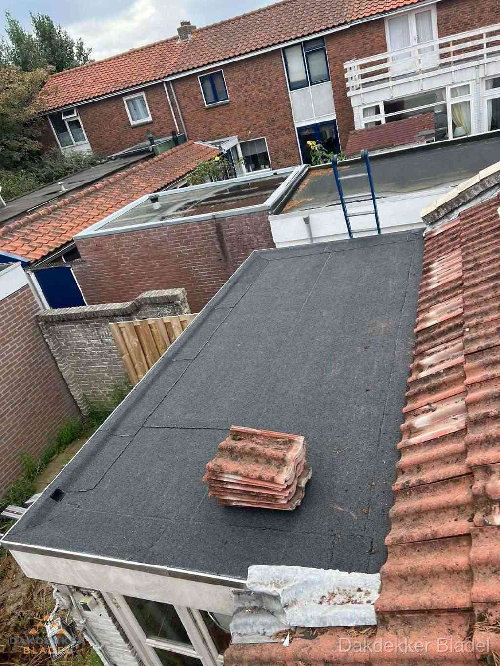 Aanbouw plat dak met reservepannen voor dakpannen vervangen in Bladel