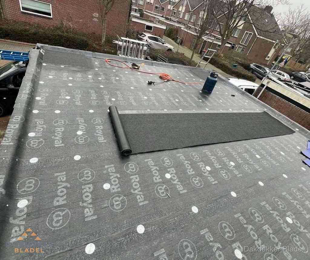 Dakdekker aan het werk met gasbrander op plat bitumen dak in Bladel