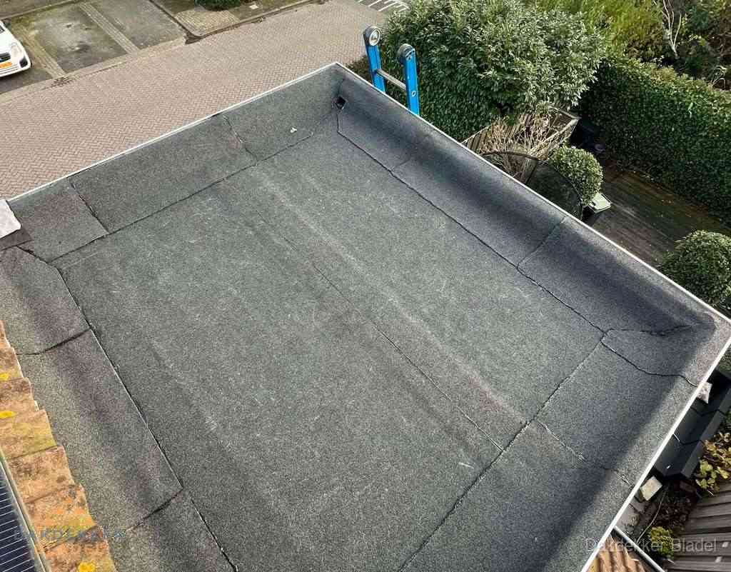 Gerenoveerd plat dak met nieuwe bitumen dakbedekking in Bladel