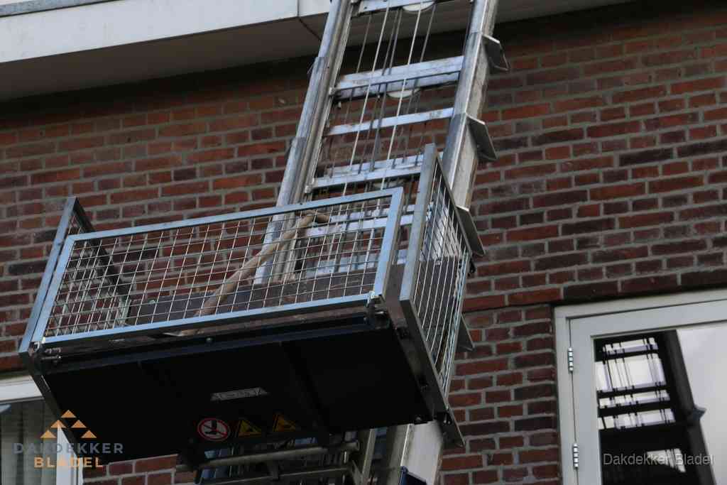 Ladderlift met dakpannen voor dakpan reparatie in Bladel