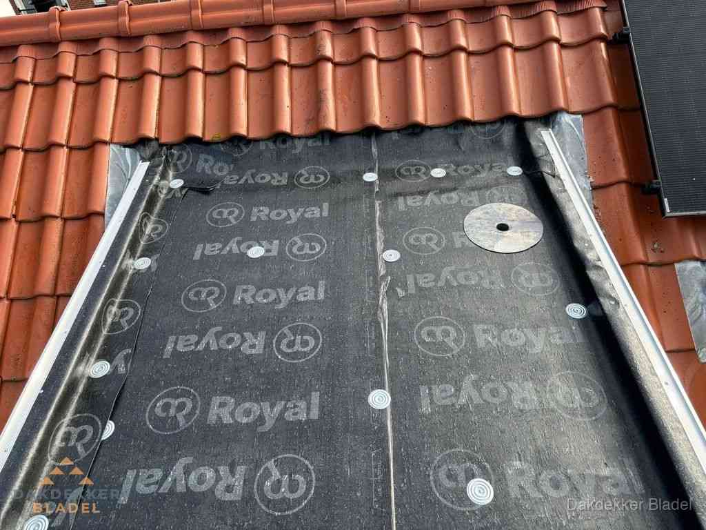 Nieuw dak met dakpannen en Royal onderlaag bij woning in Bladel