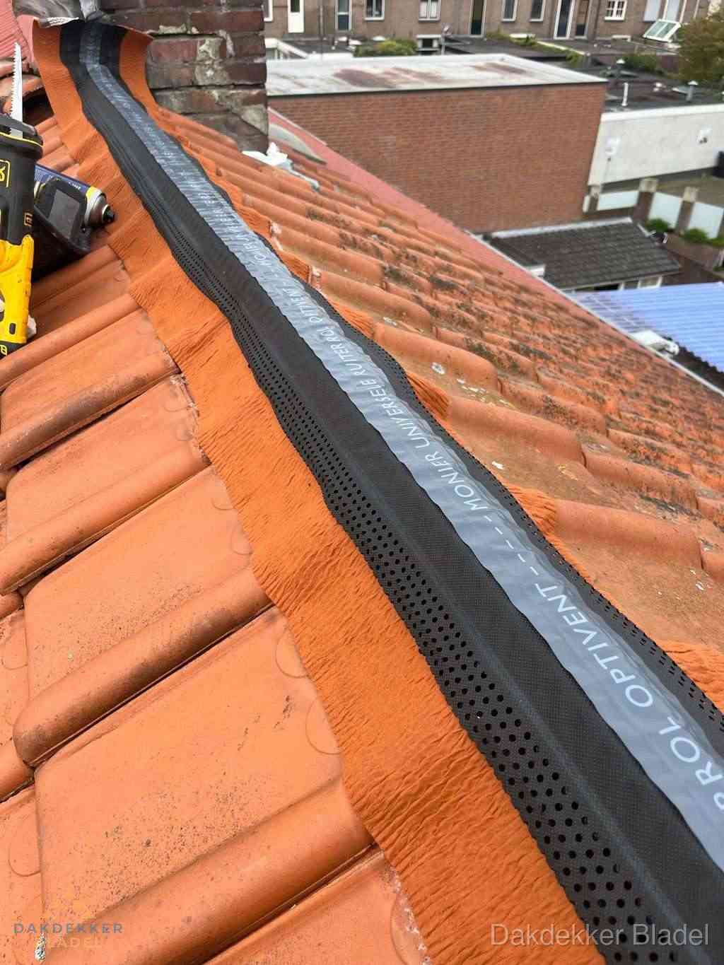 Plat dak aanbouw met bitumen naast schuin pannendak in Bladel