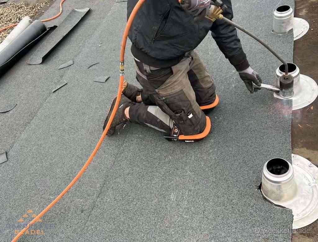 Gereedschap op nieuw plat dak na renovatie in Bladel