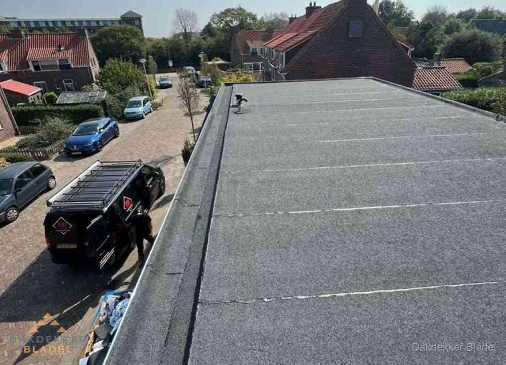 Nieuw bitumen plat dak met uitzicht over landschap in Bladel