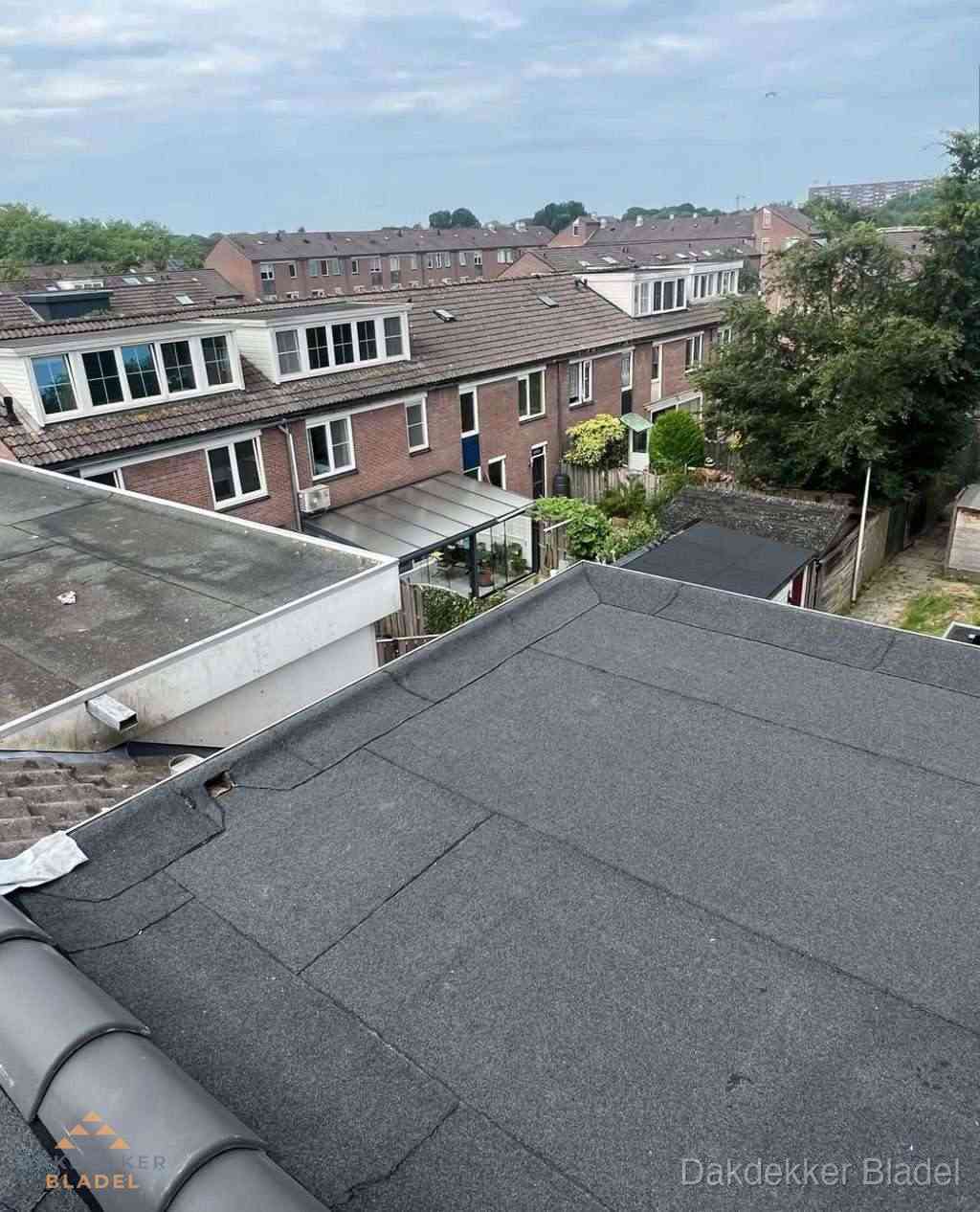 Vernieuwd plat dak met bitumen in woonwijk in Bladel