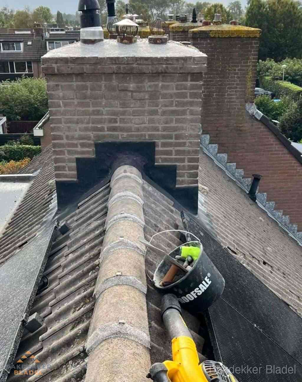 Dakdekker repareert bitumen dakleer bij dakdoorvoer in Bladel